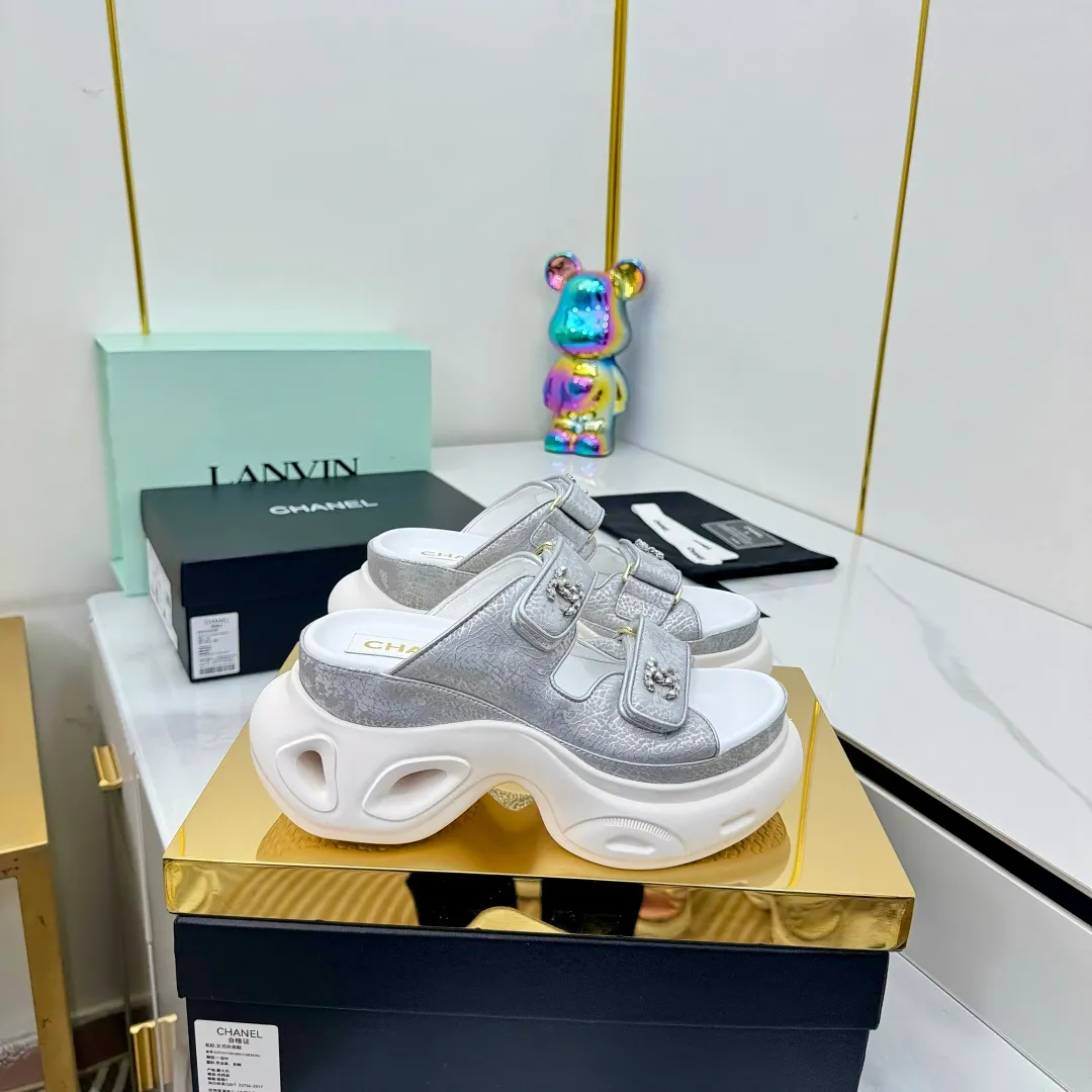 👟👟Ex-factory price 680👟👟 Top version... Chanel｜Chanel Xiaoxiang Velcro Beach Slippers Slippers Casual Beach Shoes 25ss Spring and Summer New Style! Beach shoes are a hit all over the internet! The latest model from the counter, I am still willing to buy it on my feet. It must be ranked among the most popular models. It is invincible in all seasons. Various bloggers and Internet celebrities can see the matching styles. Highly recommended. Pearlescent sheepskin upper, sheepskin lining, suede for feet. Original open-molded TPU outsole size: 35-40 (customized for 40 and 41). Full set of original packaging 👉 👉 👉 👉 👉